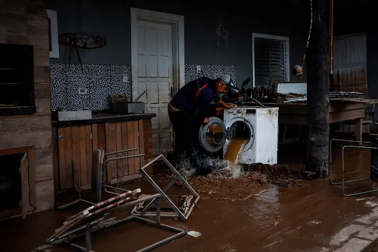 2024-05-29T100154Z-1776698529-RC2NN7A4TJAV-RTRMADP-3-BRAZIL-RAINS-FARMERS