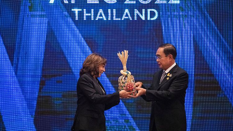 US-Vizepräsidentin Kamala Harris und Thailands Premierminister Prayuth Chan-o-cha bei der symbolischen Übergabe des Vorsitzes des  nächsten APEC-Gipfels.