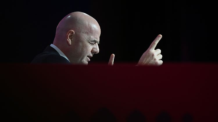 FIFA-Präsident Gianni Infantino will ans Kreuz genagelt werden.