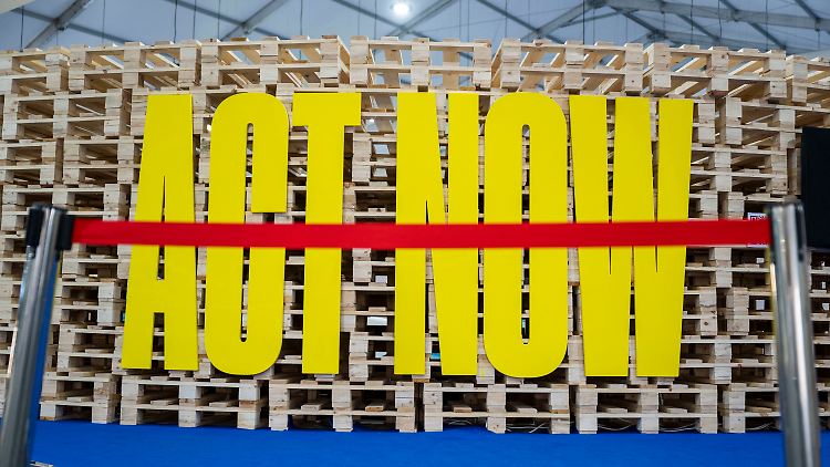 Schriftzug "Act Now" vor dem europäischen Pavillon auf dem UN-Klimagipfel COP27 in Scharm el Scheich.