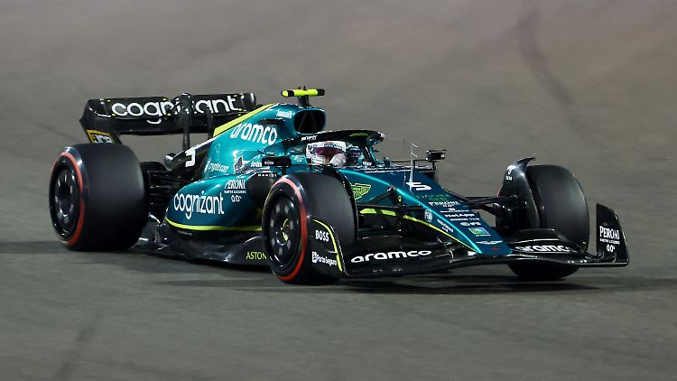 Das Licht lässt den Aston Martin von Sebastian Vettel ein bisschen funkeln.