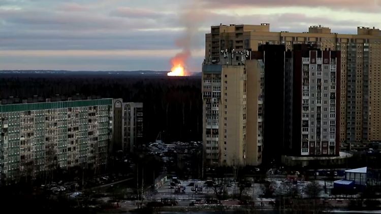 Die Feuersäule ist über Kilometer sichtbar, wie Videos auf sozialen Netzwerken zeigen.