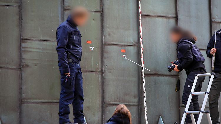 Beamte dokumentieren die Löcher im Dach der neuen Synagoge in Essen.