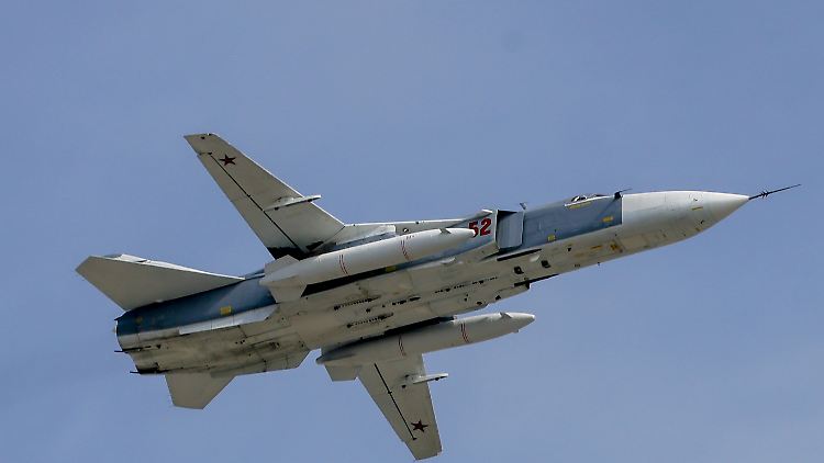 Russischer Kampfjet des Typs SU-24 bei einer Parade - zwei dieser zweisitzigen taktischen Bomber sollen sich einem NATO-Marineverband genähert haben.