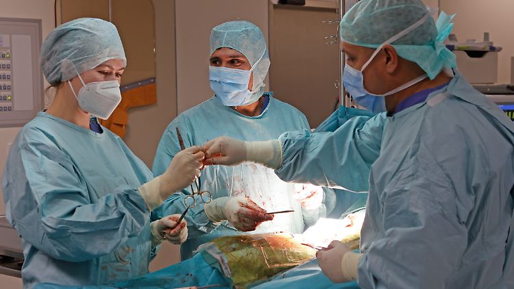 Deutsche Kliniken stehen angesichts der Preissteigerungen massiv unter Druck. Ihr Chef, Gerald Gaß, fordert mehr Einsatz der Politik. 