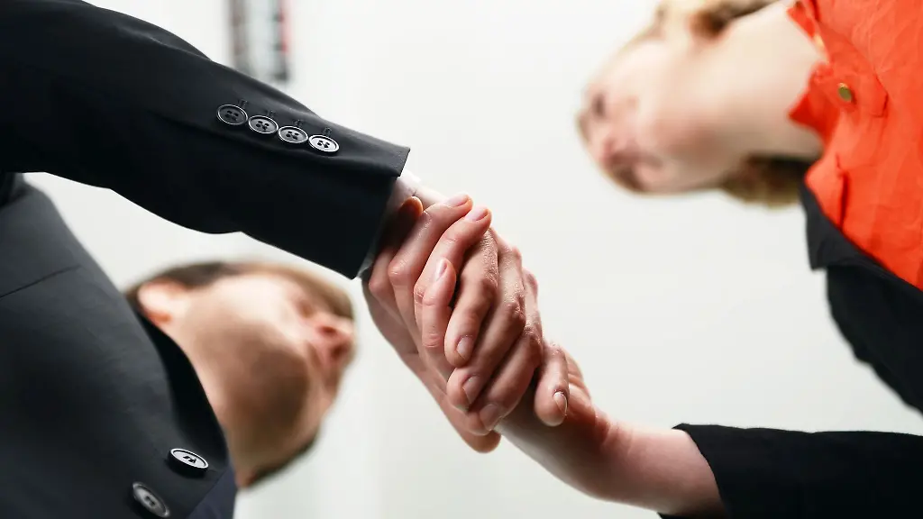 Hand-drauf-Wer-erfolgreich-fuer-eine-Gehaltserhoehung-gekaempft-hat-kann-stolz-auf-sich-sein