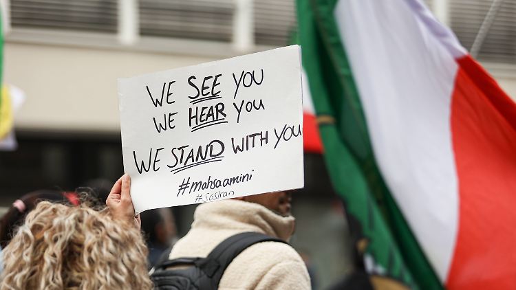 Demonstranten in Köln zeigen ihre Solidarität mit den Regierungsgegnern im Iran. 