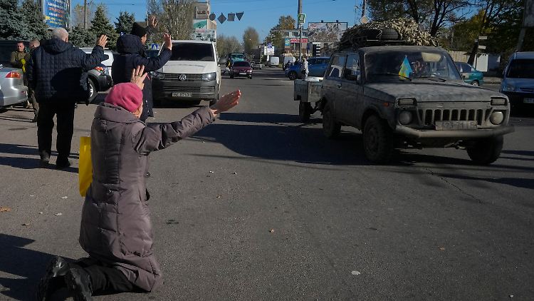 Auf Knien und winkend danken Menschen im befreiten Cherson den ukrainischen Truppen.