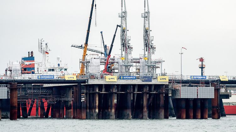 Mit dem LNG-Terminal in der Nordsee vor Wilhelmshaven ist der erste Anleger für Flüssigerdgas in Deutschland bereits eröffnet worden.