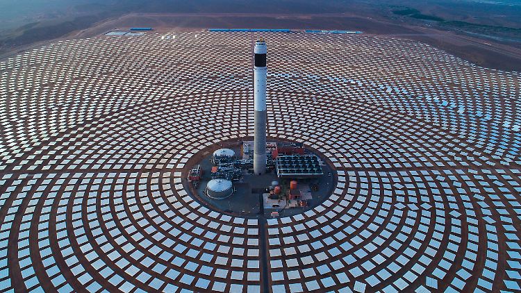 Das Solarturmkraftwerk des Noor-Komplexes in Marokkos Wüste nahe der Stadt Ouarzazate.