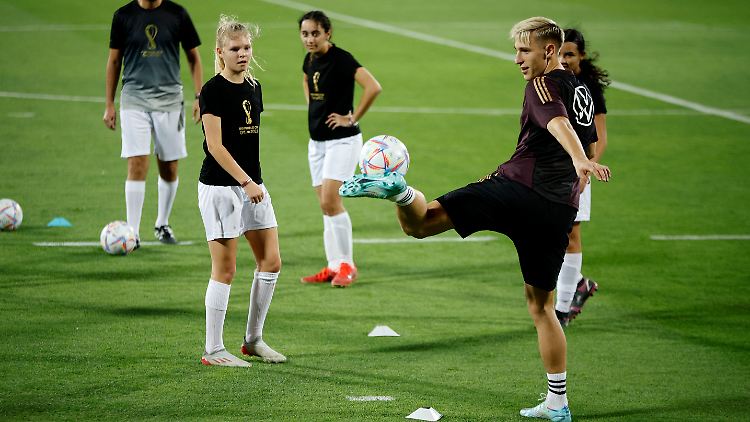 Nico Schlotterbeck demonstriert den Mädchen den geschickten Umgang mit dem Ball.