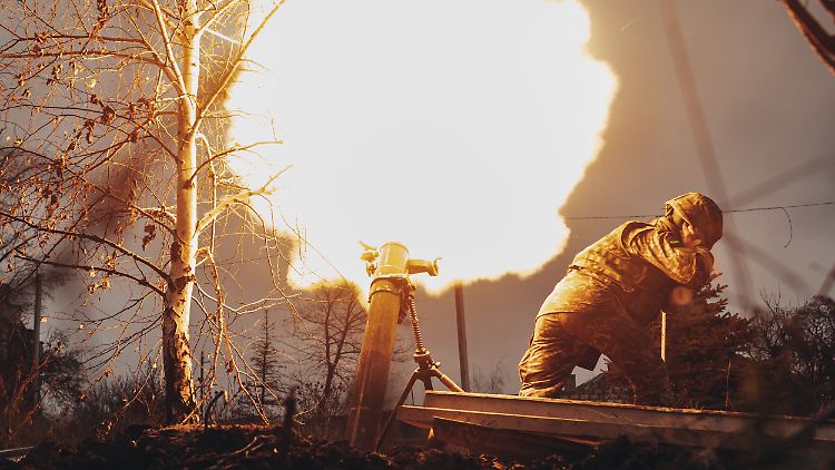 Ukrainische Soldaten feuern einen Mörser ab - Im Osten der Ukraine wird weiterhin heftig gekämpft.