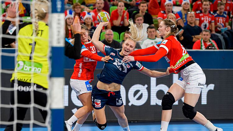 Die Norwegerinnen (in Blau) mussten einiges bieten, um gegen die Handballerinnen aus Dänemark doch noch zu triumphieren.