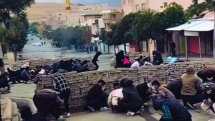 Demonstranten verschanzen sich in der Stadt Mahabad im Nordwesten Irans hinter einer Barrikade.