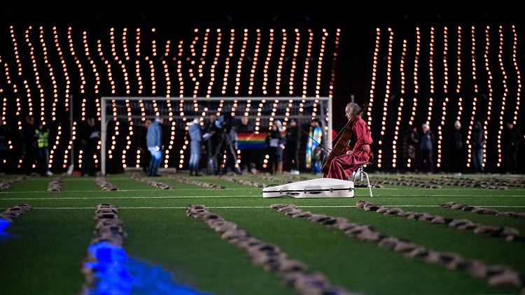 Der Cellist Willem Schulz trägt ein eigens für die verstorbenen komponiertes Requiem im Stadion am Schloss Strünkede vor.