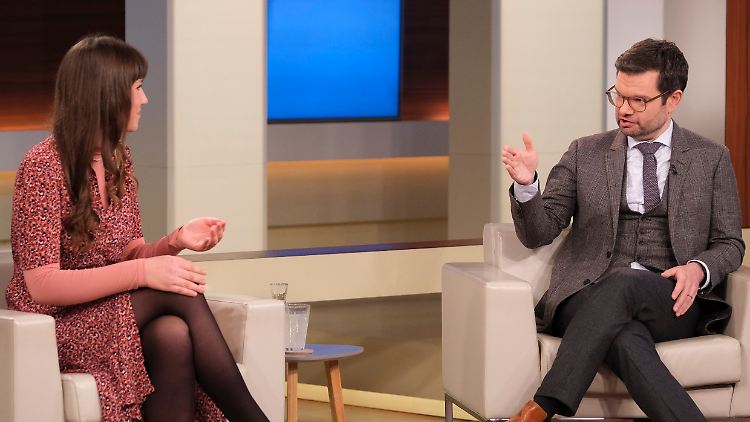 Bundesjustizminister Buschmann sagt der Klimaaktivistin Hinrichs: "Sie müssen sich an Recht und Gesetz halten". Diese sieht wiederum ihre Rechte aus dem Grundgesetz getreten.