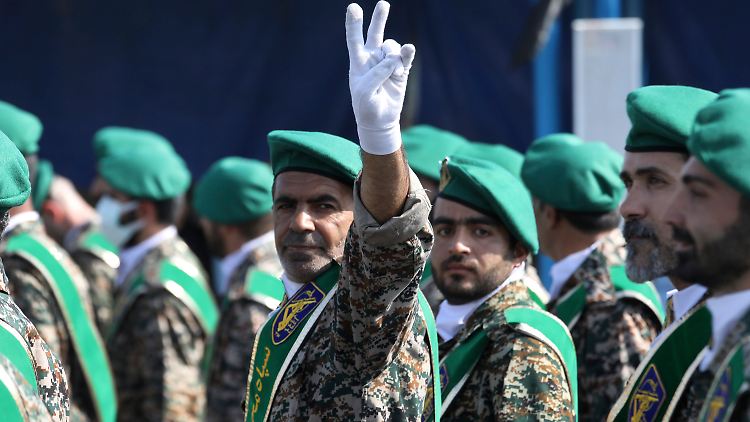 Ein Mitglied der paramilitärischen Basidsch-Milizen, die der Revolutionsgarde angegliedert sind, zeigt das Siegeszeichen während einer Militärparade im September.