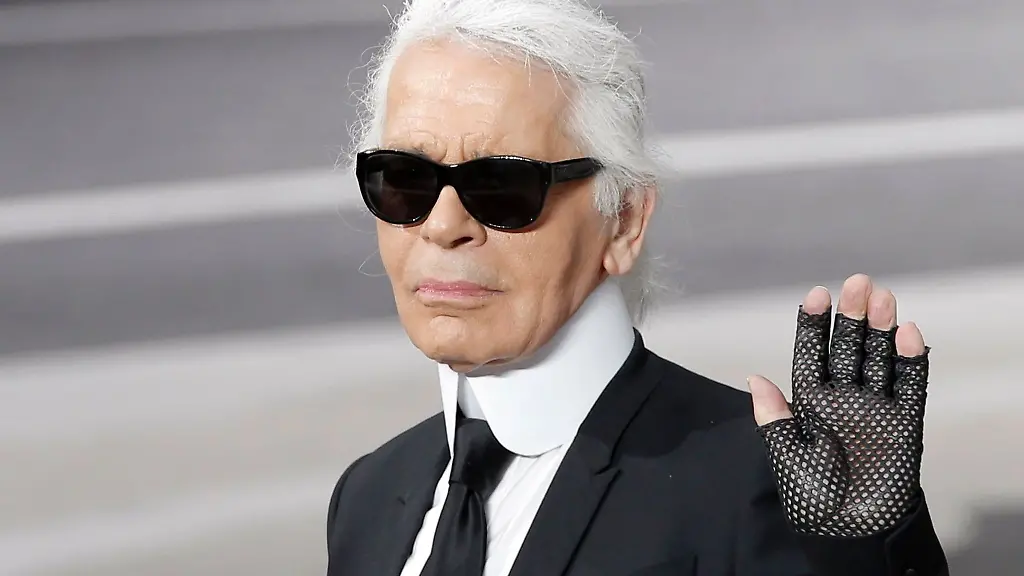 Karl-Lagerfeld-hebt-die-Hand-als-er-den-Applaus-nach-der-Vorstellung-seiner-Herbst-Winter-2013-2014-Kollektion-fuer-Chanel-entgegennimmt