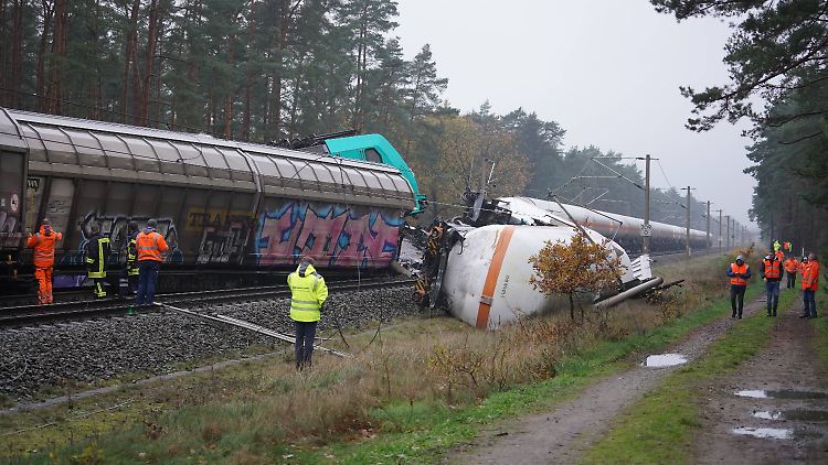 Es ist eine Mammutaufgabe: Seit Tagen versuchen Bergungskräfte, die Bahnstrecke wieder freizubekommen.