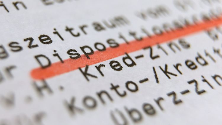 Wer gerade nicht genug Geld auf dem Konto hat, kann den Dispokredit in Anspruch nehmen. Doch die Zinsen dafür sind zuletzt gestiegen.