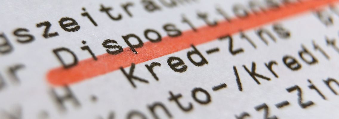 Wer gerade nicht genug Geld auf dem Konto hat, kann den Dispokredit in Anspruch nehmen. Doch die Zinsen dafür sind zuletzt gestiegen.