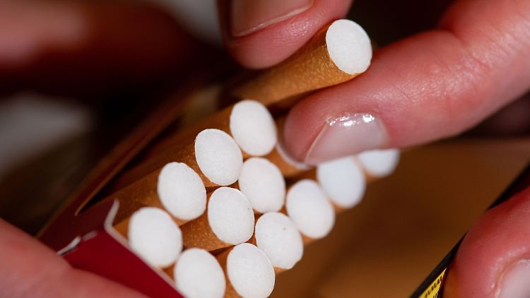 Teuer, stinkt und schadet der Gesundheit - warum rauchen Menschen also?