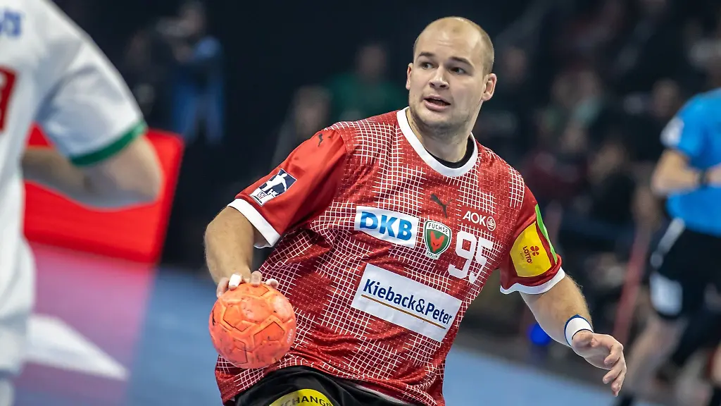 Berlins-Paul-Drux-spielt-den-Ball