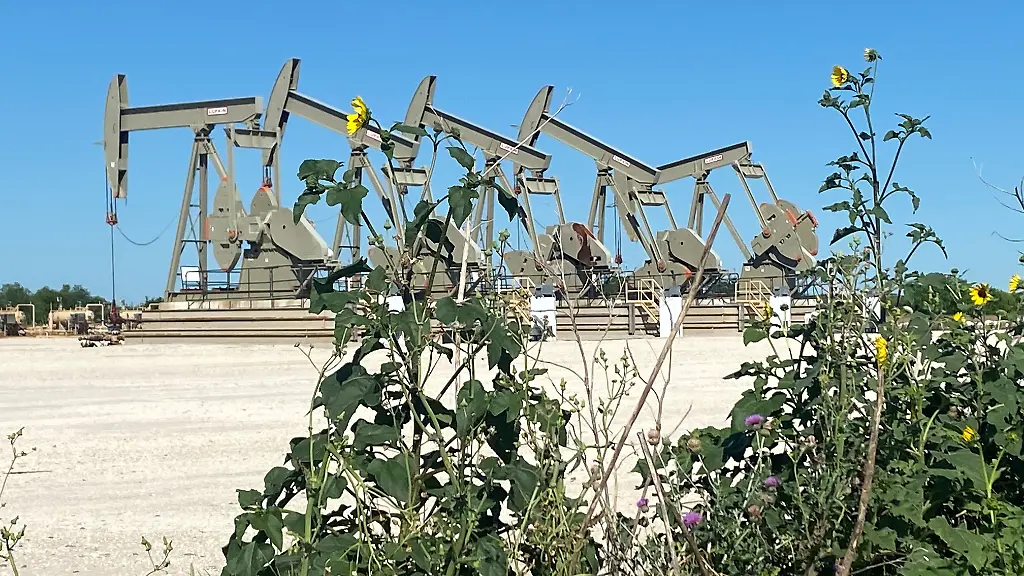 2024-05-29T062140Z-1739997240-RC2508A4ZJ5U-RTRMADP-3-MARATHON-OIL-M-A-CONOCOPHILLIPS