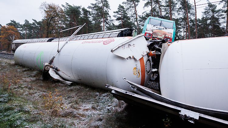 Nach Angaben der Deutschen Bahn wird die Sperrung nach dem Unfall noch mindestens bis zum 27. November andauern.