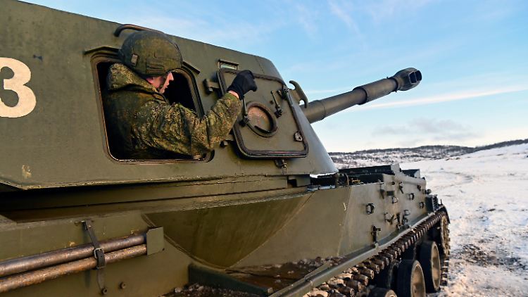 Der Krieg erhöht die globalen Emissionen Schätzungen zufolge enorm - vor allem durch schwere Geräte wie Panzer und Kampfflugzeuge.