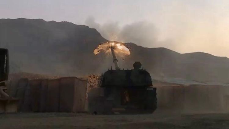 Ein türkischer Panzer feuert mutmaßlich auf Stellungen der PKK in Nordsyrien.