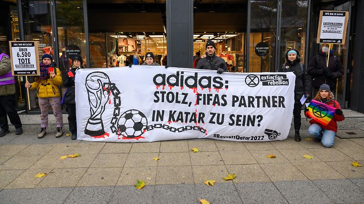 Aktivisten von Extinction Rebellion blockierten am Wochenende ein Adidas-Geschäft in Berlin.
