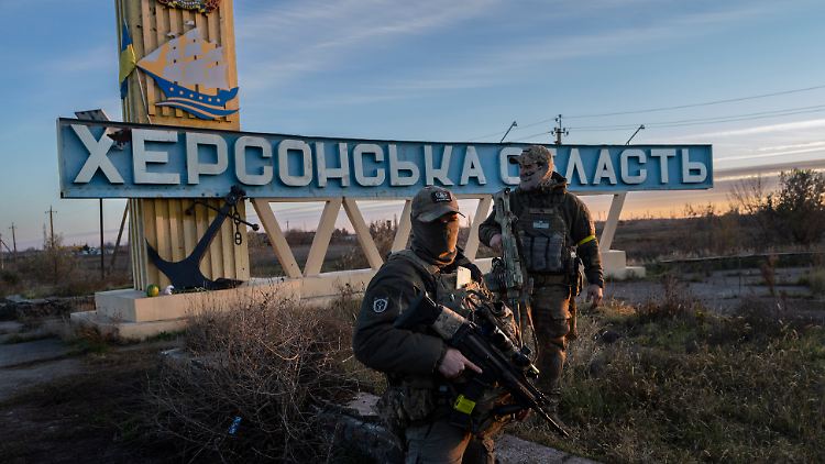 Am 11. November gelingt ukrainischen Streitkräften die Befreiung Chersons. Nur wenig später werden dort Tote mit Folterspuren gefunden.