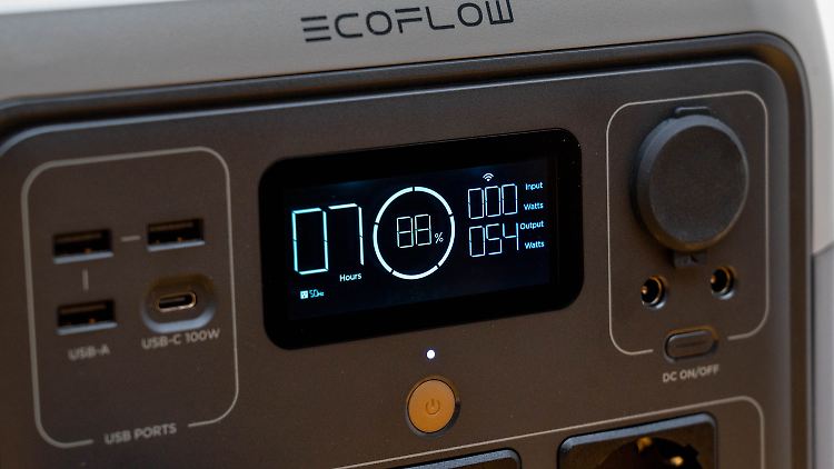 Das Display zeigt an, wie hoch die Input- oder Output-Leistung ist und wie lange die verbliebene Kapazität ungefähr ausreicht.