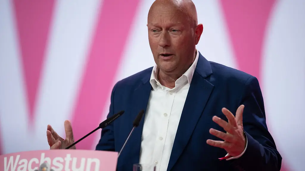 Thomas-Kemmerich-Landesvorsitzender-der-FDP-in-Thueringen-spricht-am-Rednerpult