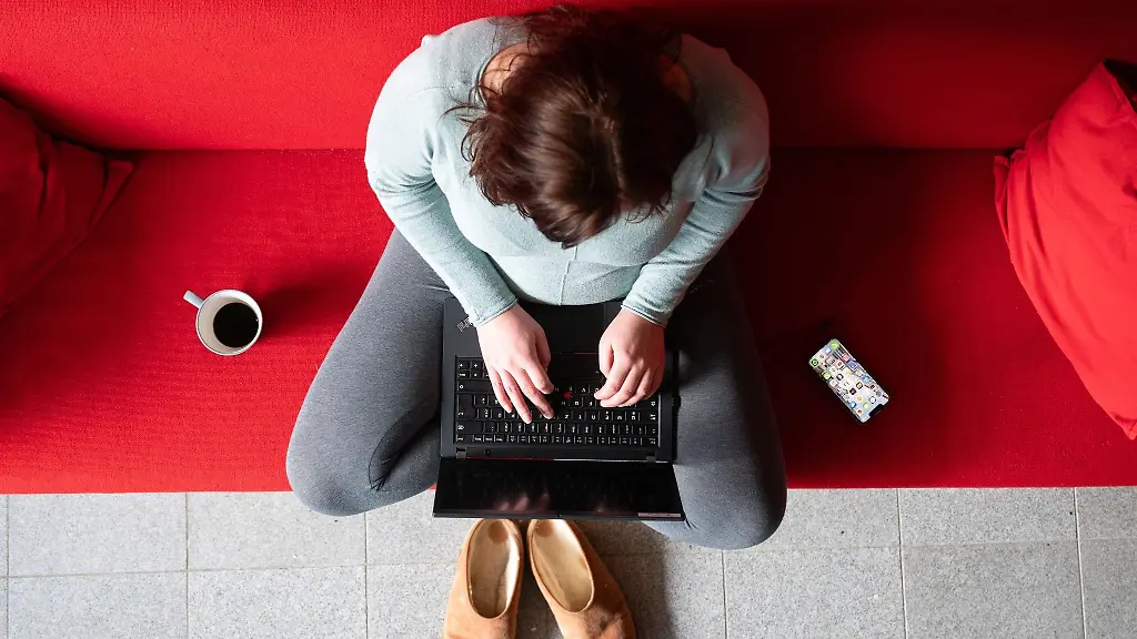 Arbeitnehmer-im-Homeoffice-muessen-sich-bei-Feiertagen-nach-den-gesetzlichen-Regelungen-ihres-Wohnortes-richten-nicht-nach-dem-Standort-des-Unternehmens