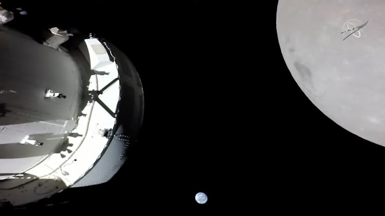 Aufnahmen der NASA zeigen Aufnahmen der "Orion"-Kapsel. Rechts im Bild der Mond, in der Mitte die Erde.
