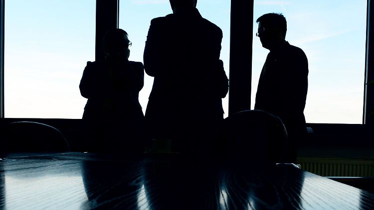 Düstere Aussichten? Über den Flurfunk verbreiten sich vermeintlich negative Nachrichten zum Unternehmen gerne besonders schnell.