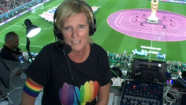Kommentierte das Spiel USA gegen Wales mit optischem Statement: Claudia Neumann.
