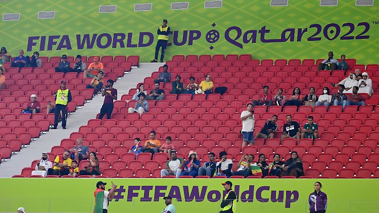 Das "ausverkaufte" Stadion beim Spiel Senegal gegen Niederlande. 