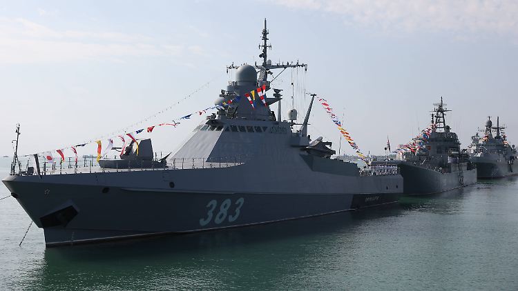 Russische Kriegsschiffe vor Noworossijsk.