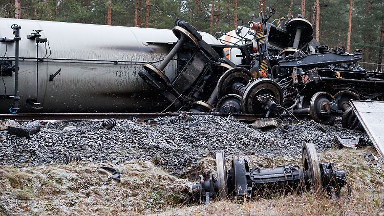Nach Angaben der Deutschen Bahn wird die Strecke zwischen Hannover und Berlin noch bis mindestens 27. November gesperrt bleiben.