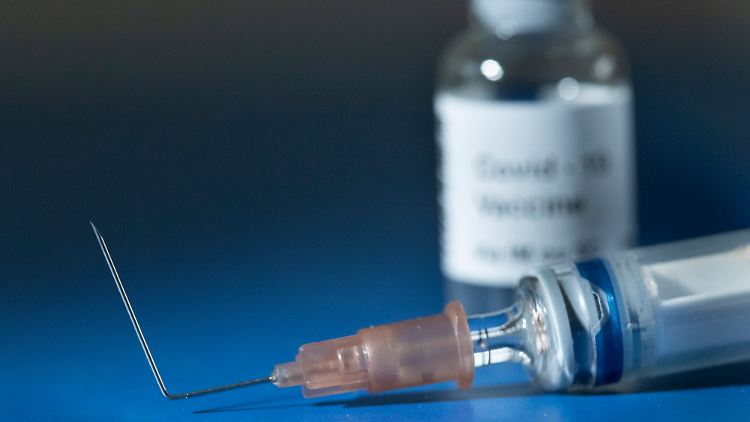 Ungeimpften in Kliniken, Praxen und Pflegeheimen drohten bislang Bußgelder bis hin zu einem Tätigkeitsverbot.