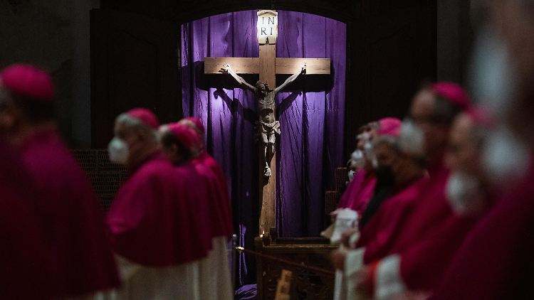 Gegen ihre Diskriminierung hatten queere Beschäftigte unter dem Motto #OutInChurch protestiert und der DBK mehr als 117.000 Unterschriften übergeben. (Symbolbild)