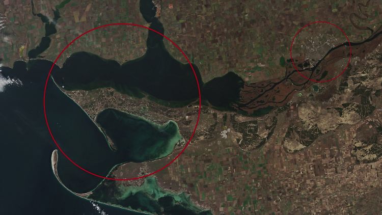 Satellitenaufnahme der Kinburn-Nehrung (großer Kreis) mit der Stadt Cherson (kleiner Kreis).