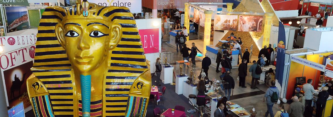 Eine überdimensionale Nachbildung der Maske des ägyptischen Pharaos Tut Ench Amun steht in Stuttgart auf dem Stand eines Reiseveranstalters.