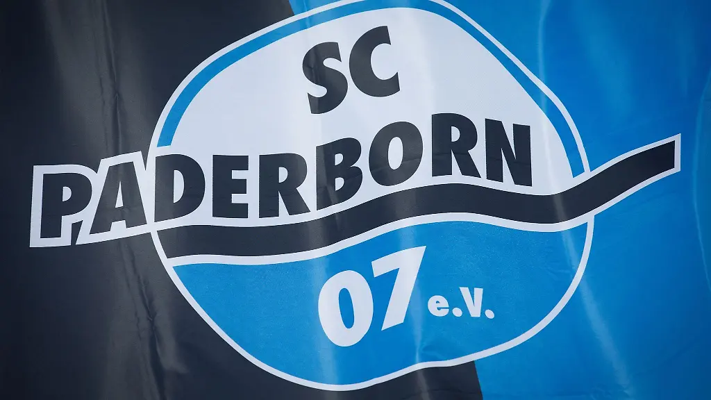 Eine-wehende-Fahne-des-SC-Paderborn