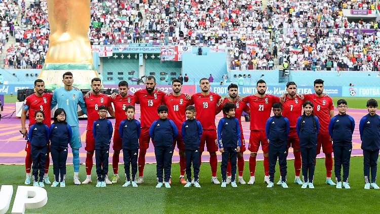 Die iranische Tageszeitung Kayhan bezeichnete die Spieler als Verräter, die sich von den ausländischen politischen Feinden des Landes hätten beeinflussen lassen. 