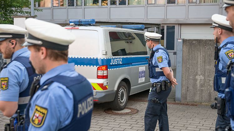 Der Angeklagte vor Prozessbeginn in einem Transporter der Justiz vor dem Landgericht Kaiserslautern.