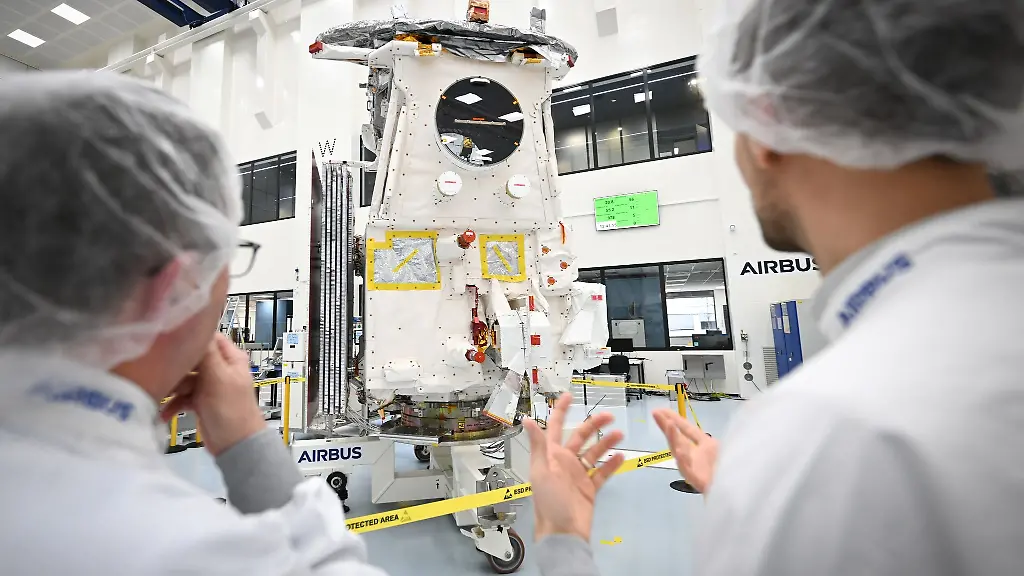 Jan-Kasper-r-Leiter-Systems-Engineering-bei-Airbus-zeigt-Journalisten-im-Reinraum-von-Airbus-Defence-and-Space-den-Wolken-und-Aerosolsatelliten-Earthcare